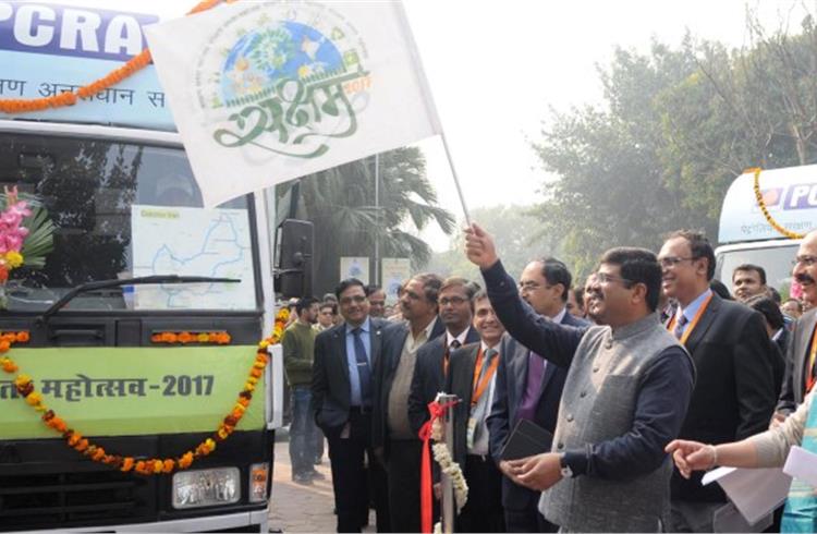 The Minister of State for Petroleum and Natural Gas, Dharmendra Pradhan flagging off the publicity van, at the inauguration of the Saksham 2017 in New Delhi on January 16, 2017.