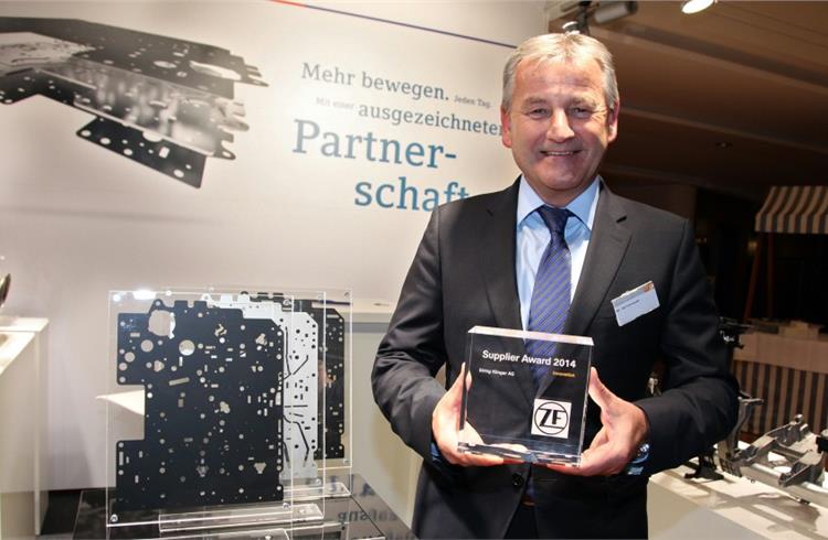 Karl Schmauder, member of the ElringKlinger Management Board, accepts the award on behalf of the ElringKlinger team.