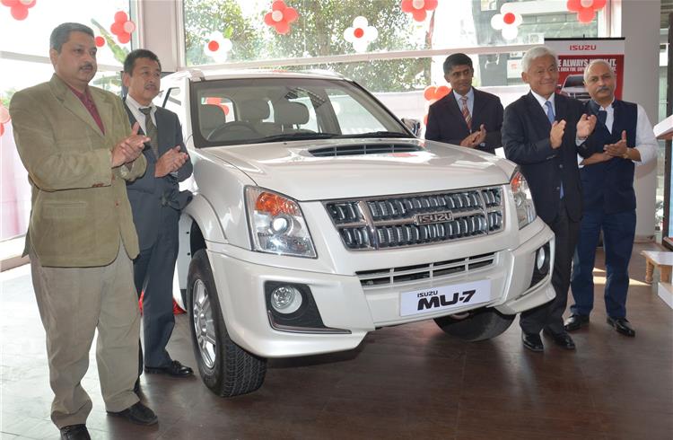 Shigeru Wakabayashi, DMD, Isuzu Motos India, inaugurates the Jaipur dealership.