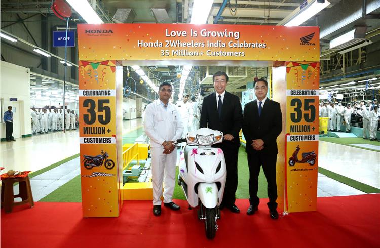 Minoru Kato, president and CEO, HMSI, and Yadvinder Singh Guleria, senior VP (Sales & Marketing), at the rollout of the 35 millionth two-wheeler – an Activa 4G scooter – from HMSI’s Tapukara plant.