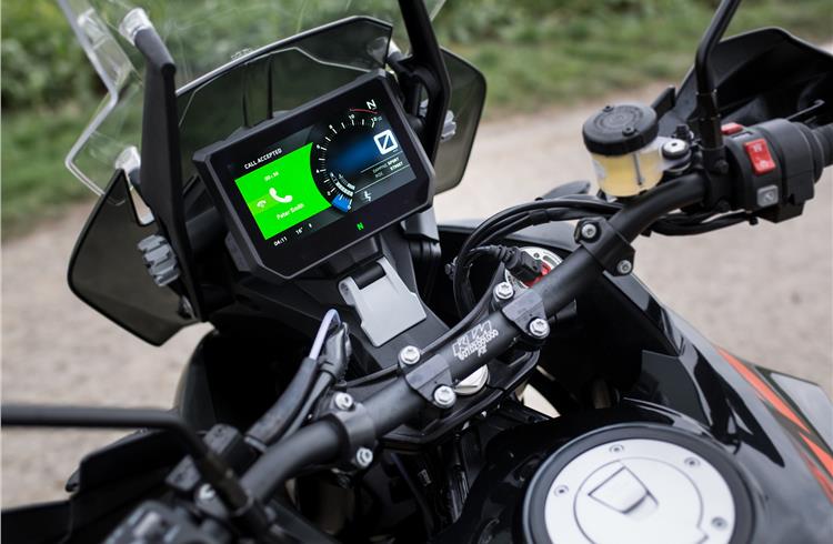 The rider information system combines all the motorcycle’s instrumentation on a single display. The system automatically adapts the display to current usage.