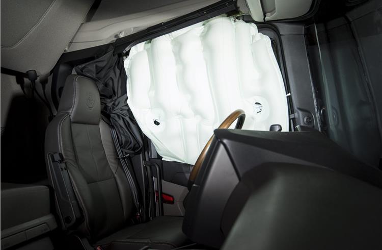 The rollover side curtain airbags are integrated into the headliner moulding above the doors, a solution which has never previously been offered in trucks.