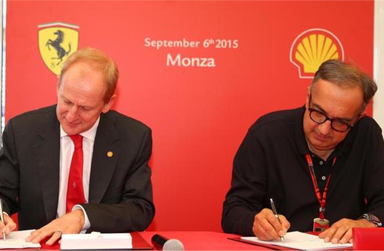 John Abbott, Shell Downstream Director (L) signs the Innovation Partnership contract alongside Sergio Marchionne, CEO of FCA.