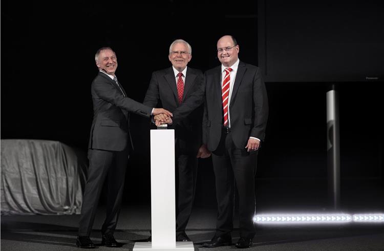 Prof. Dr. Ulrich Hackenberg (centre), Ricky Hudi, director of technical development at Audi AG (right), and Dr. Wolfgang Huhn, head of Electrics / Electronics at Audi (left), giving the go-navigable f