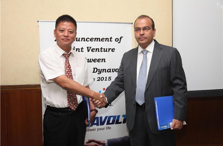 Sachin Shridhar, chairman, Starlit Group (R) with Shey Hong Ping, GM operations, Dynavolt India.