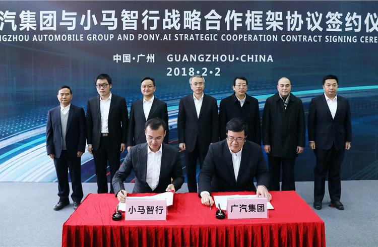 Pony.ai COO Harry Hu and GAC Group Deputy General Manager Song Wu sign a strategic partnership agreement with leadership from Pony.ai, GAC Group, and the Nansha government.