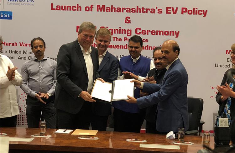 Guenter Butschek, CEO & MD Tata Motors presenting the MoU to Chief Minister of Maharashtra, Devendra Fadnavis in the presence of Dr Harsha Vardhan, union minister environment, Erik Solheim, executive 