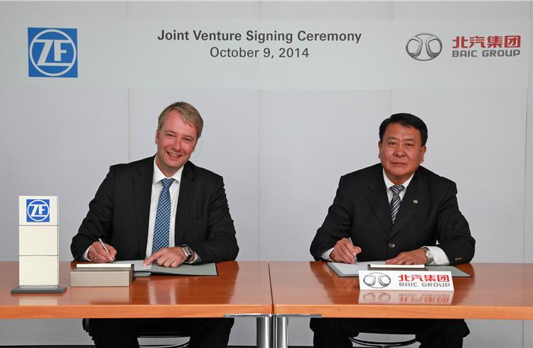 ZF CEO Dr. Stefan Sommer (left) and the chairman of the BAIC Group, Xu Heyi, in Friedrichshafen, Germany, during the initial contract signing for a JV for chassis system assembly.
