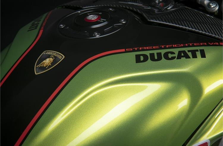 The name of the model and the serial number of the bike are shown on a metal plate inserted in the central tank cover.
