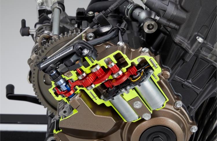 The clutch is operated through an actuator unit with two motors situated inside the right hand engine cover.