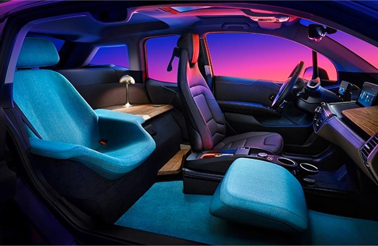 A standard BMW i3 underwent a complete transformation, with only the driver’s seat and dashboard left untouched. The aim is to create an inviting space with a high feel-good factor