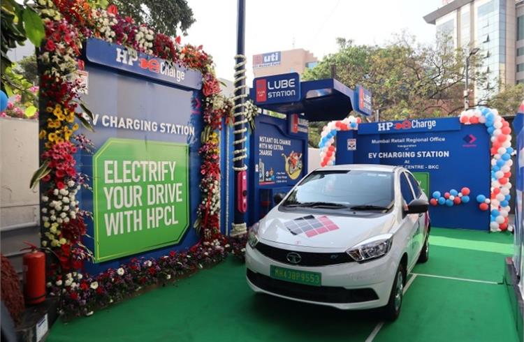 Magenta, HPCL set up streetlamp-integrated EV chargers in Mumbai and Delhi