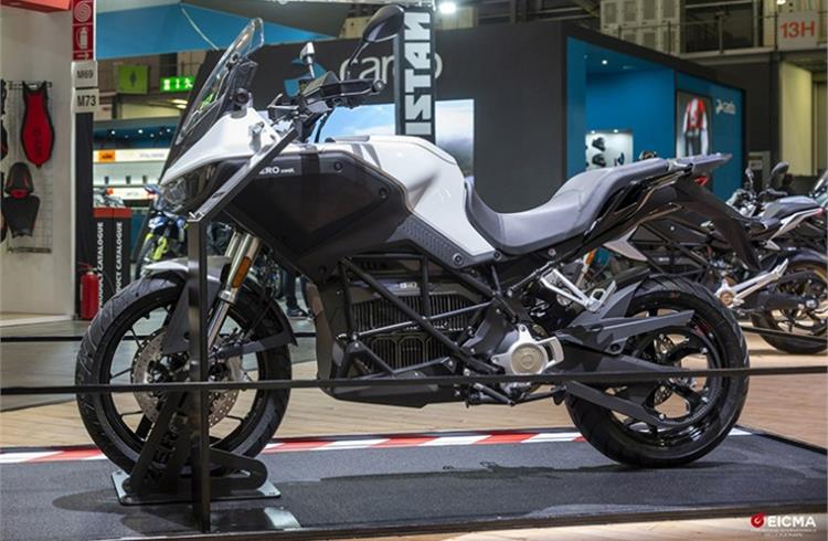 DSR-X develops the highest output ever from a Zero – a whopping 225 Nm of torque and 100hp (75 kW) at 3650rpm. Charging takes an hour with a rapid charger.
