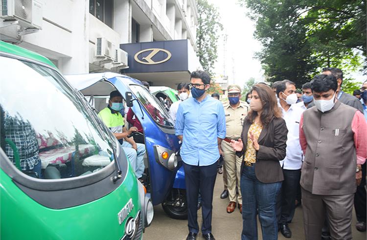 Aditya Thackeray, Minister of Environment and Tourism with Sulajja Firodia Motwani and some Kinetic Green electric three-wheelers
