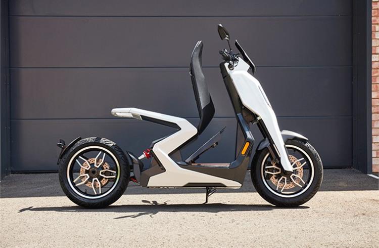 The Zapp i300 breaks new ground in both design and technology, combining the convenience and agility of a step-through form factor with a high-powered electric motor