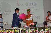 Dinesh Tyagi, director, ICAT, felicitating Arjun Ram Meghwal, Minister of State for Parliamentary Affairs & Ministry of Heavy Industries, at the EV Conclave.