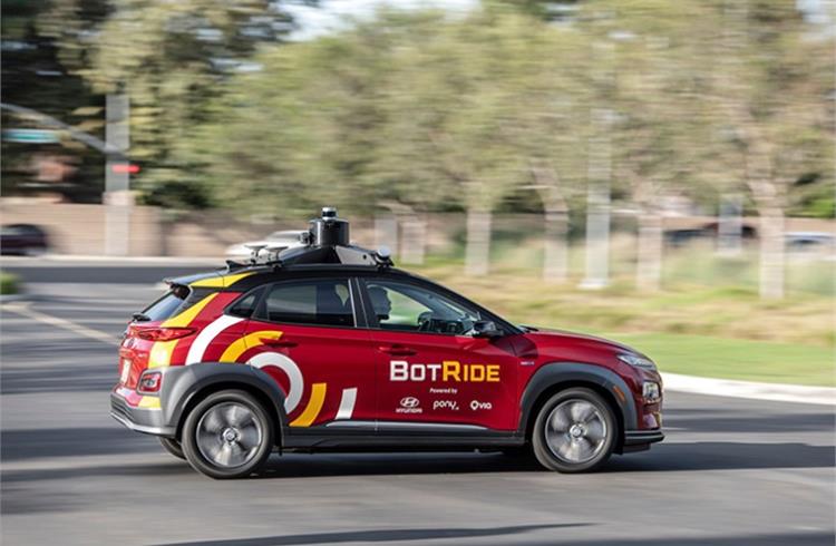 BotRide Kona can identify the precise position of surrounding vehicles, handle pedestrian traffic in urban areas, accurately monitor surroundings, predict behaviour of other road users and plan action