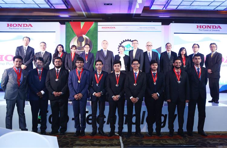 (L-R, Row 1) Minoru Kato, Toshinari Mohara, Kenji Hiramatsu, Kazuko Matsumoto, Gaku Nakanishi, Hiroto Ishida, Shirish Garud, Yoshifumi Iida and Kazuyoshi Maruyama along with the Y-E-S awardees.