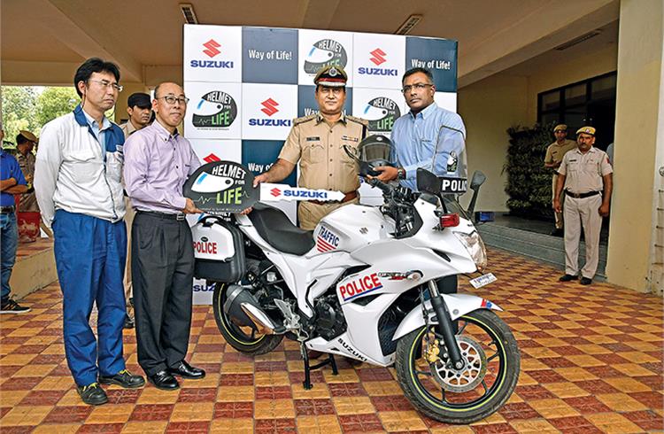 Satoshi Uchida, MD, Suzuki Motorcycle India, and Sajeev Rajasekharan, executive VP, handing over a Suzuki Gixxer to Gurgaon's Police Commissioner, KK Rao.