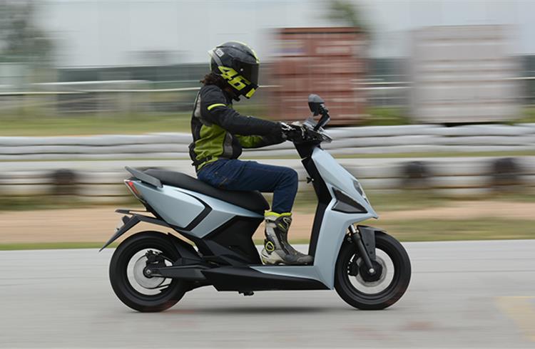The claimed top speed is 98kph or 105kph, depending on the tyre choice. The electric scooter has four riding modes – Eco, Ride, Dash and Sonic.