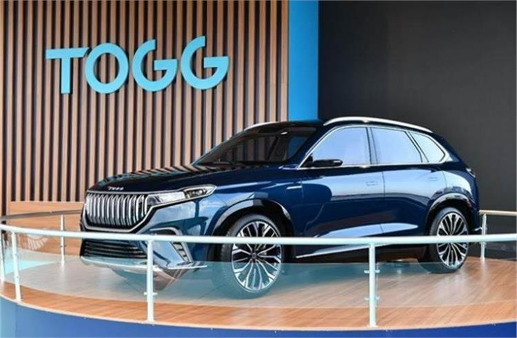The Togg C-SUV has two variants – single-motor RWD and dual-motor AWD models. The dual-motor e-SUV, which develops 400 hp (294 kW), is claimed to have a range of 500km, 0-100kph time of 4.7 seconds and a top speed of 180kph.