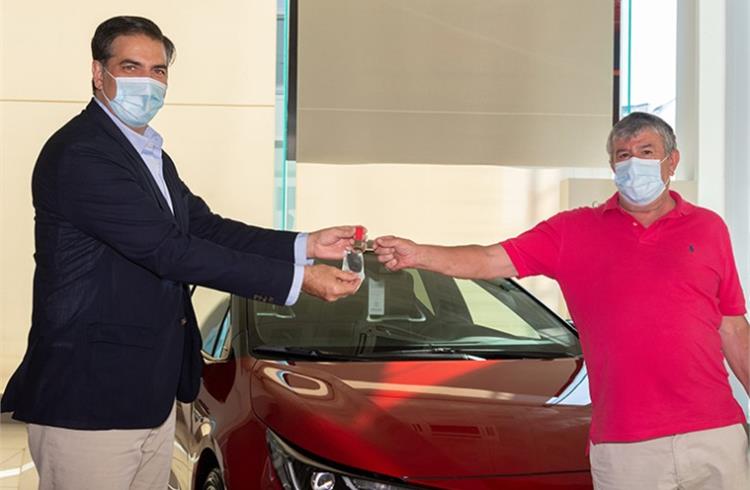 President and CEO of Toyota Spain, Miguel Carsi (left) handed over the new Corolla hybrid GR Sport to Nicolas Jimenez at the Toyota Retailer Comauto Sur in Madrid.