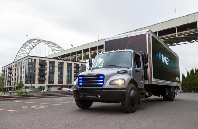 Daimler hands over first full electric Freightliner to Penske Truck Leasing