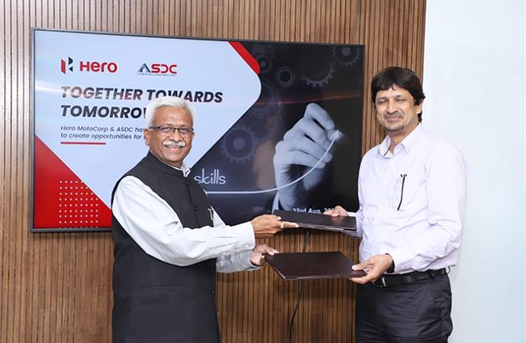 L-R: Nikunj Sanghi, President of ASDC, and Naveen Chauhan, Head of Sales and After Sales, Hero MotoCorp.