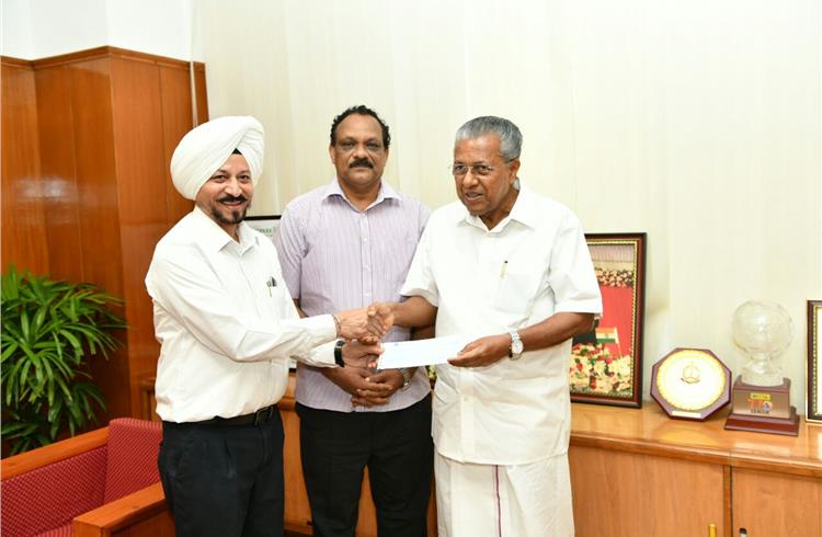 Swaran Singh, CEO, Srinivasan Services Trust, handing over the cheque to Kerala chief minister Pinarayi Vijayan in Thiruvananthapuram.