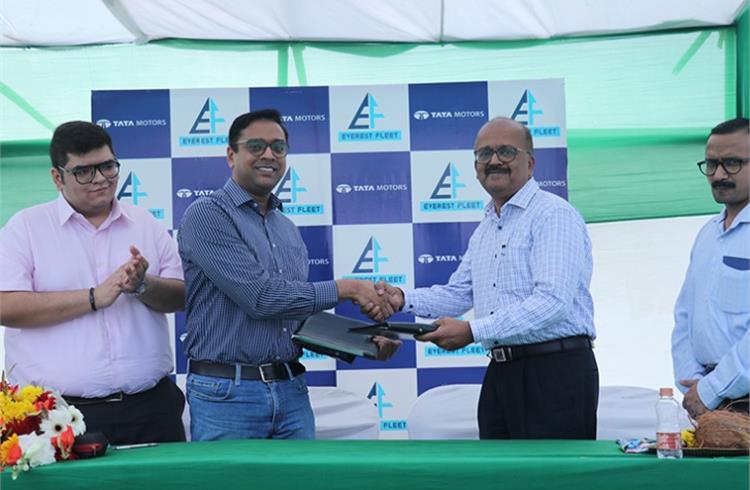 Siddharth Ladsariya, founder, Everest Fleet and Ramesh Dorairajan, Senior GM, Network Management and EV Sales, Tata Motors PV with the MoU.