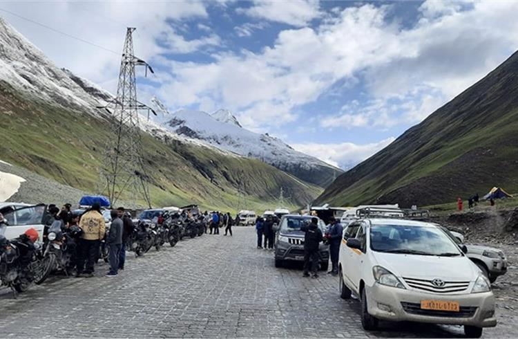 Tourism contributes around 50% to the GDP of Ladakh. Since 2015, the tourist inflow has more than doubled with most of the travel undertaken in fossil-fuelled vehicles. (Photo: Uday Weling)