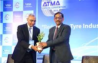 Apollo Tyres’ Satish Sharma felicitating Anil Srivastava, Adviser (Infrastructure Connectivity) & DG-DMEO, NITI Aayog.