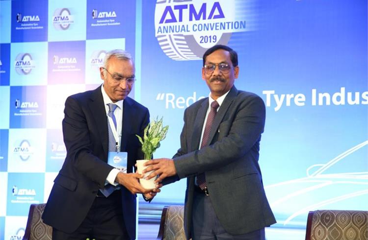 Apollo Tyres’ Satish Sharma felicitating Anil Srivastava, Adviser (Infrastructure Connectivity) & DG-DMEO, NITI Aayog.