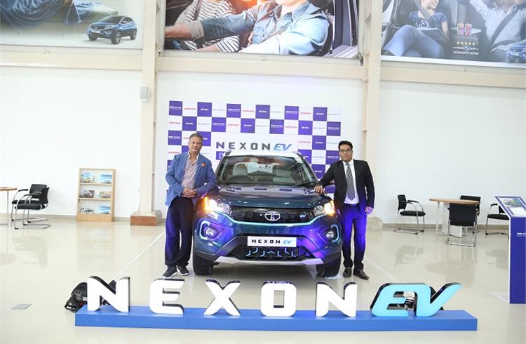 L-R: Siddhartha SJB Rana, executive chairman, Sipradi Trading and Ajit Narayan Singh, country manager, PVIB, Tata Motors – Nepal at the launch of Tata Nexon EV.