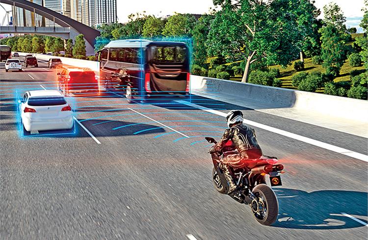 Adaptive Cruise Control adapts the motorcycle´s speed automatically and ensures safe distance to the vehicle in front.