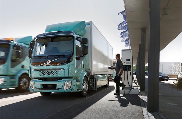 Volvo Trucks delivers first electric trucks to its customers