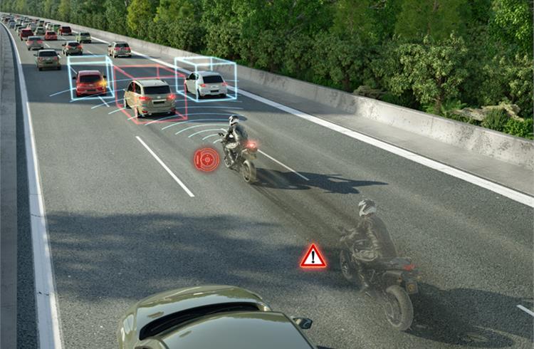The Emergency Brake Assist shortens response time and supports riders by means of carefully measured braking intervention in the event of impending rear-end collisions.