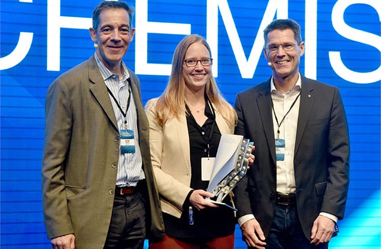 Winner Dr. Kimberly See with Dr. Axel Heinrich, Head of Volkswagen Group Innovation (right) and Dr. Detlef Kratz (left), President of Research for 'Process Research and Chemical Engineering' at BASF.