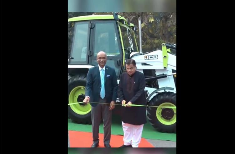 Transport Minister Nitin Gadkari with JCB India CEO and MD, Deepak Shetty, at the unveiling of the hydrogen-powered backhoe loader. (Image: Nitin Gadkari /Twitter-X)