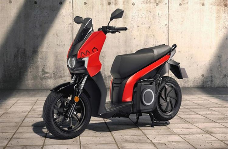 Range-topping 125 model is a full-fledged electric motorcycle. It mates a 12bhp motor to a 5.6kWh battery, providing a range of up to 125km and the performance of a 125cc motorcycle.