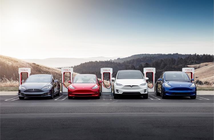 For the full calendar year 2020, Tesla produced 509,737 cars and managed to deliver a record 499,550 units – missing its targeted 500,000 units by a whisker – just 450 units.