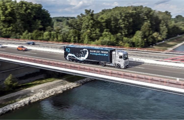 The truck completed the run fully loaded and a gross combined vehicle weight of 40 tons under real-life conditions, without emitting any CO2 during the complete run.