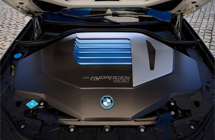 The BMW iX5 Hydrogen generates a high continuous output of 125 kW/170 hp.