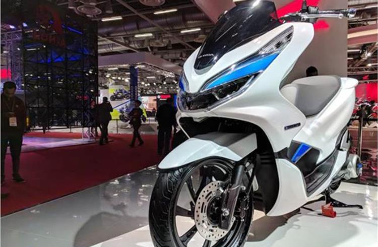 The PCX is 1923mm long, 745mm wide, and 1107mm tall. This eco-friendly Honda develops 0.98kW, is equipped with a high-output motor developed independently by Honda as well as the Honda Mobile Power Pack, a detachable lithium ion mobile battery pack.