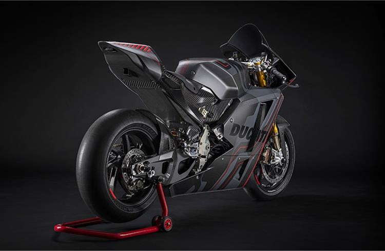For suspension duty, the MotoE has an Ohlins NPX 25/30 pressurised fork with 43mm diameter upside-down tubes in front, derived from the Superleggera V4, while a fully adjustable Ohlins TTX36 shock absorber is present at the rear.