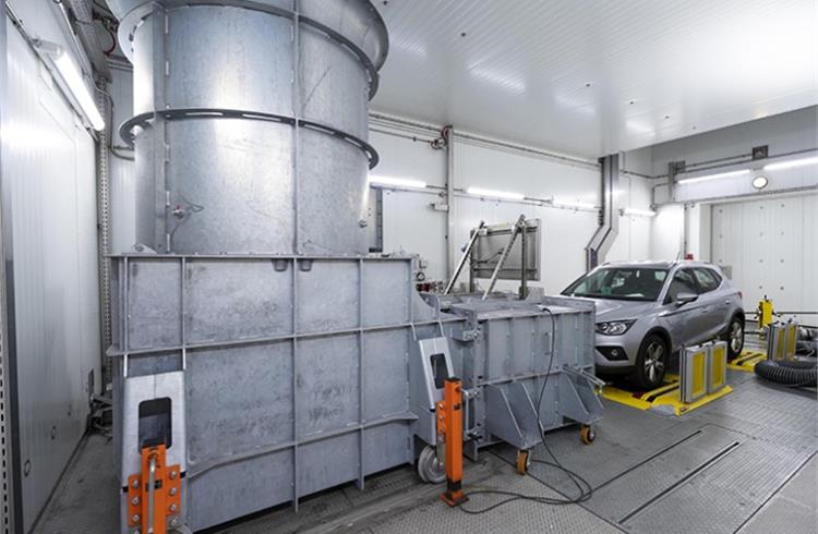 Climatic chamber, that simulates extreme driving conditions with temperatures between -40 and between -40 and +65 degrees and up to an altitude of 5,000 metres.