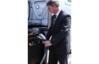 Andrew Cullen, senior vice president of fuels and facilities at Penske Truck Leasing preparing to charge Daimler Trucks North America’s electric class 8 Freightliner eCascadia semi-truck.