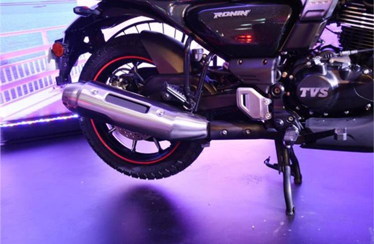 The TVS Ronin gets a golden, 41mm USD Showa fork in front and a gas-charged monoshock at the rear.