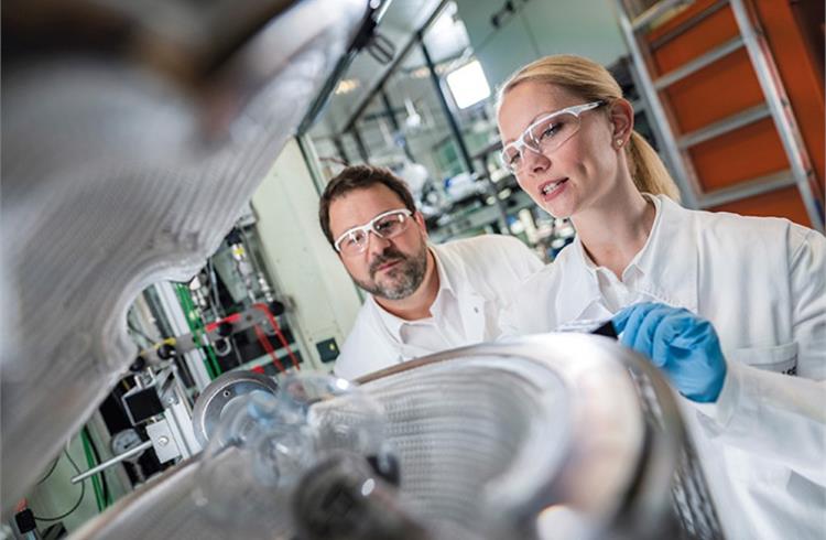 Battery recycling closes the loop in electromobility: The recycling process produces the so-called ‘black mass’, which is processed by BASF lab technician Stefan Schleicher (left) and chemist Dr. Birgit Gerke (right).