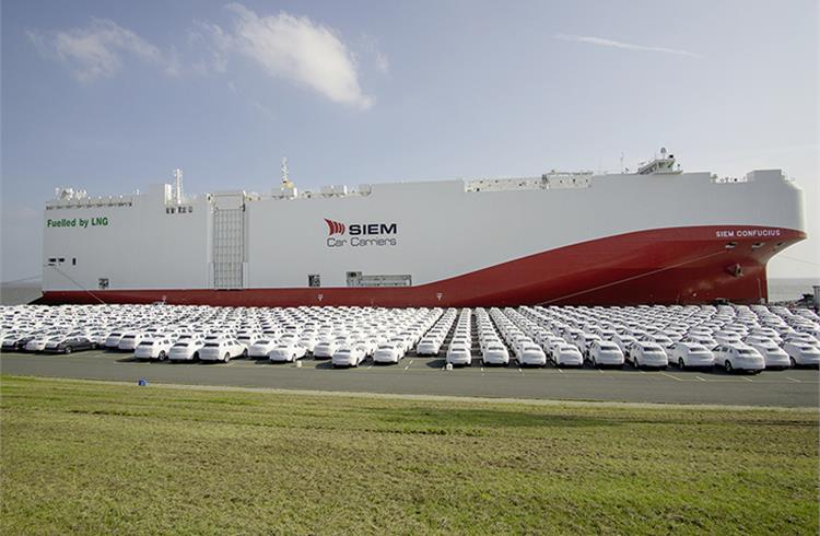 Volkswagen puts the world's first LNG vehicle transporter into service